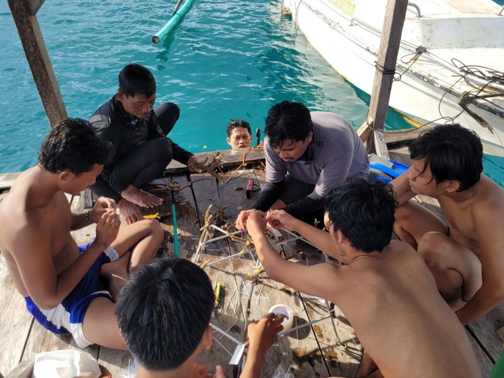 Prodi SLL ITERA Transplantasi Terumbu Karang di Wisata Teluk Kiluan