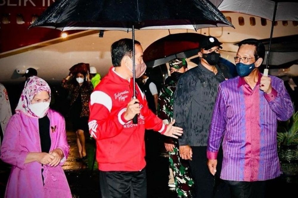 Di Tengah Guyuran Hujan, Sri Sultan HB X Jemput Presiden Jokowi   