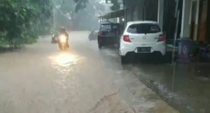 Mobil Hanyut dan Dua Rumah di Tuban Roboh Diterjang Banjir Bandang