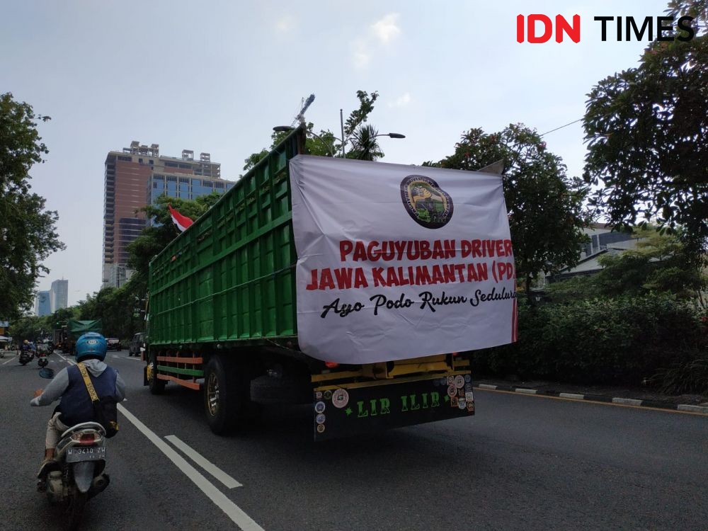 Ratusan Truk Padati Surabaya, Sopir Keberatan Aturan ODOL