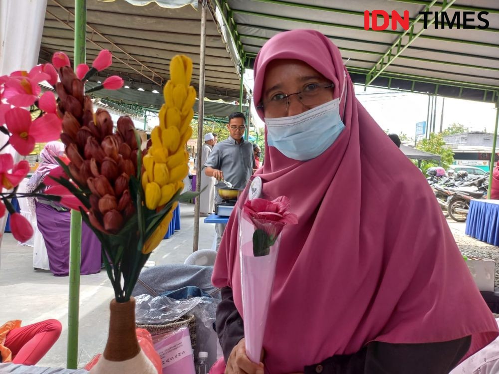 Zulhaidah Mengolah Limbah Kulit Jagung Jadi Berbagai Kerajinan