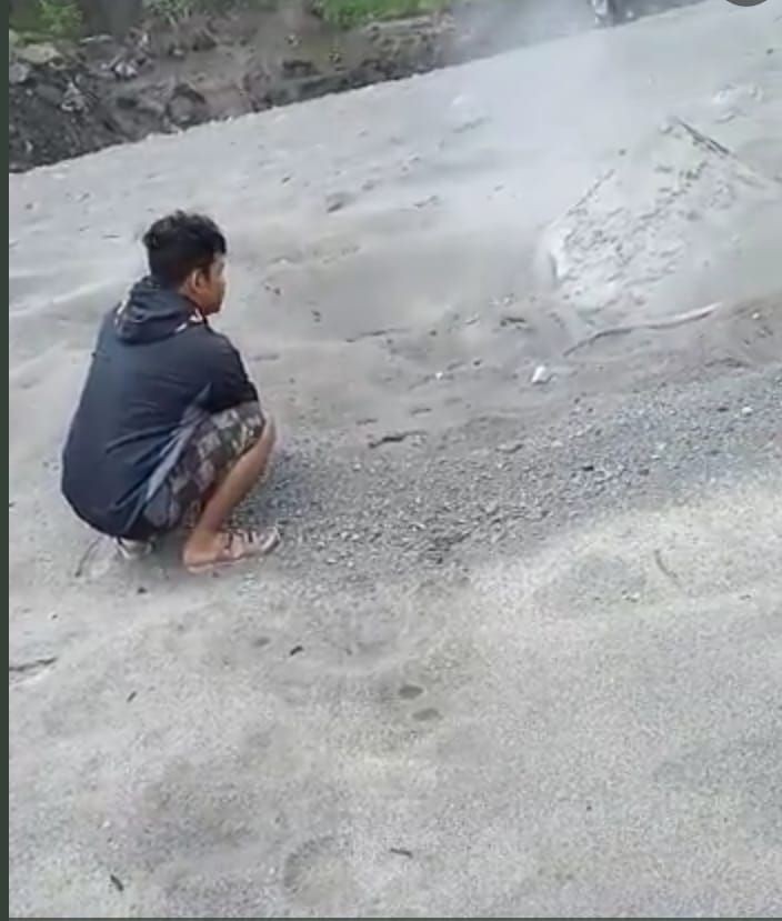 Viral, Pemuda Bermain di Tumpukan Sisa Material Vulkanik Merapi 