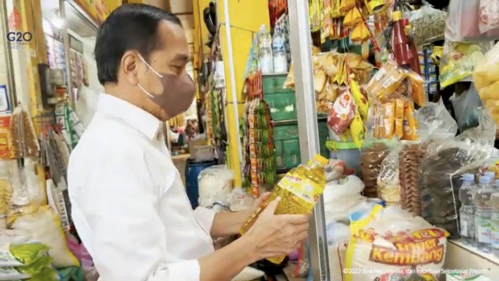 Di Surabaya, Presiden Jokowi Serahkan BLT Minyak Goreng