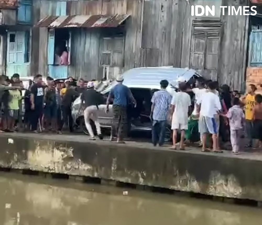 Pengemudi Avanza Ugal-ugalan di Lorong Palembang Tabrak 2 Orang