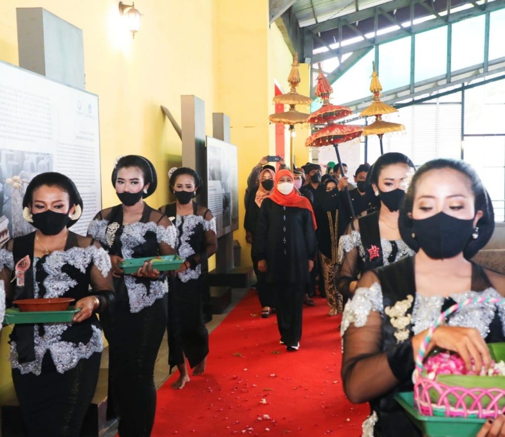 Hari Ini, Khofifah Bawa Air dan Tanah Kedaton Majapahit ke IKN 