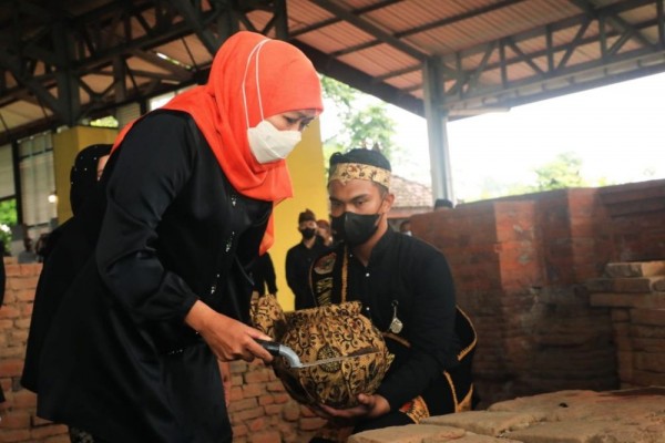 Hari Ini, Khofifah Bawa Air dan Tanah Kedaton Majapahit ke IKN