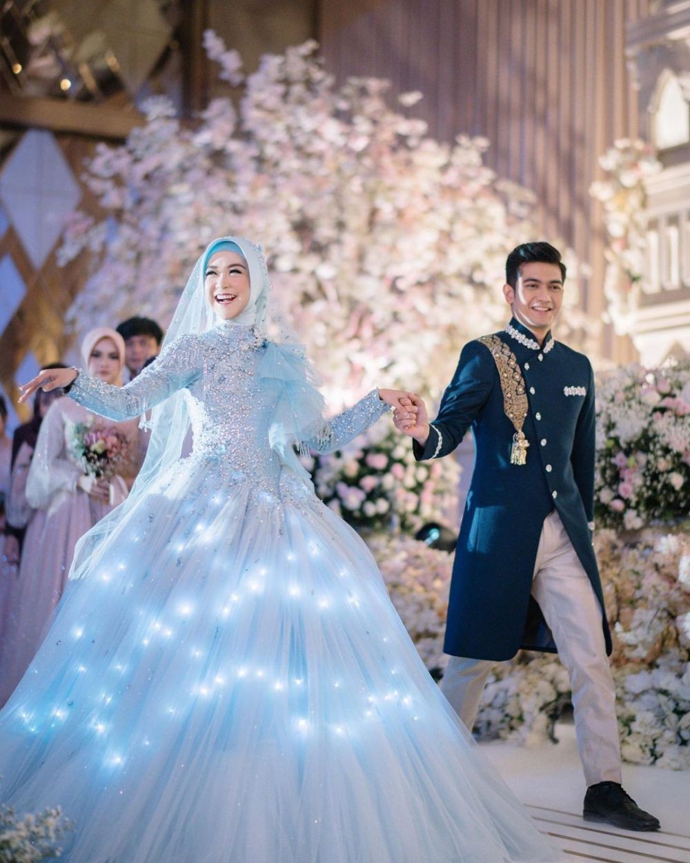 Mewah Bak Putri Dongeng, 7 Gaun Pernikahan Artis Indonesia