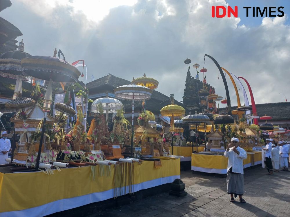 10 Potret Ritual Melasti di Pura Agung Besakih, Umat Jalan Kaki 8 Km 