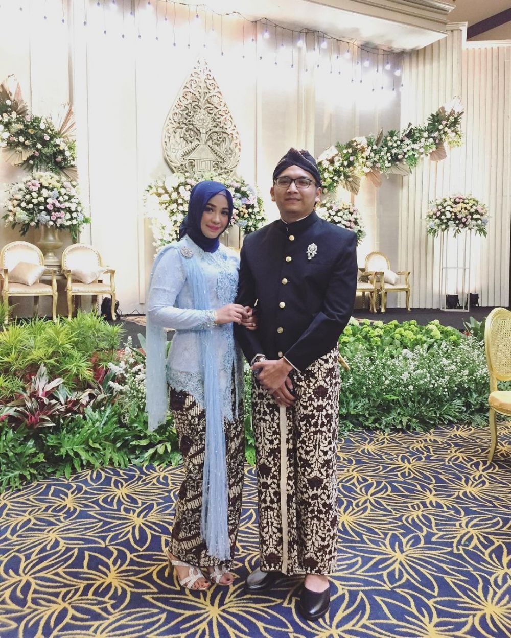 10 Style Kondangan Couple Serba Biru Muda, Kalem Nan Serasi