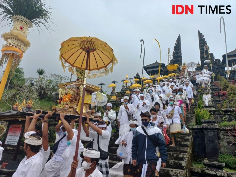10 Potret Ritual Melasti di Pura Agung Besakih, Umat Jalan Kaki 8 Km 