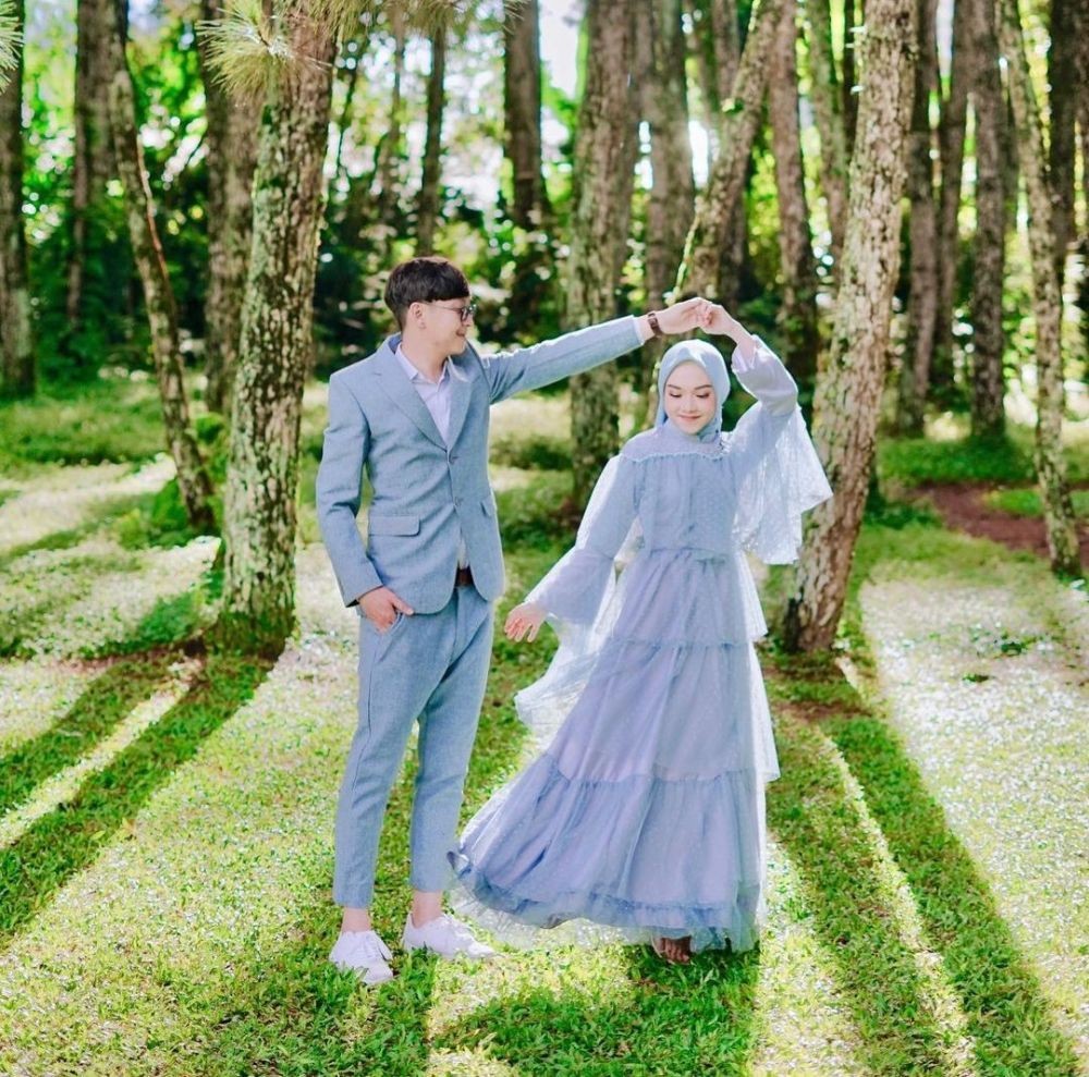 10 Style Kondangan Couple Serba Biru Muda, Kalem Nan Serasi