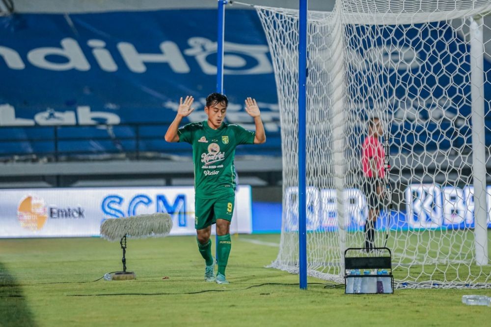 4 Momen Persebaya 'Dikerjai' Wasit Selama Dilatih Aji Santoso