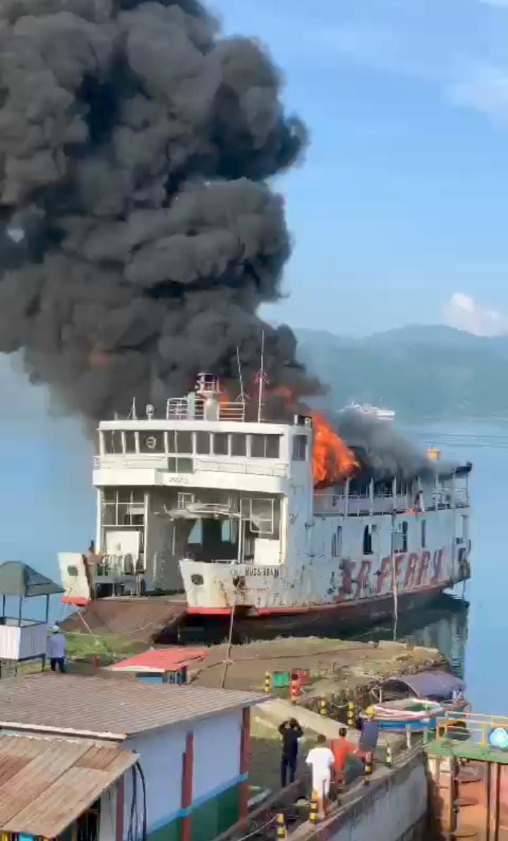 KMP Nusa Abadi Terbakar di Pelabuhan Teluk Waru Lembar Saat Docking