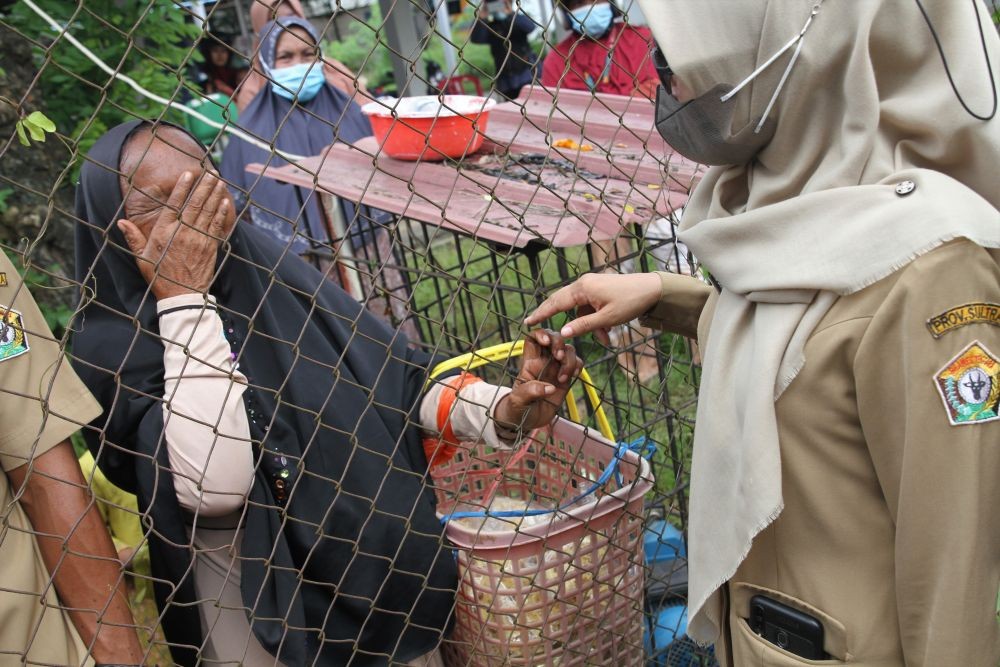 [FOTO] Peluh Warga Pulau Sulawesi demi Minyak Goreng Harga Manusiawi