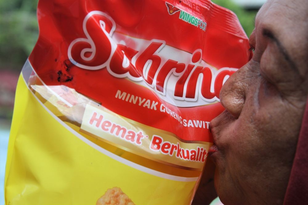 [FOTO] Peluh Warga Pulau Sulawesi demi Minyak Goreng Harga Manusiawi