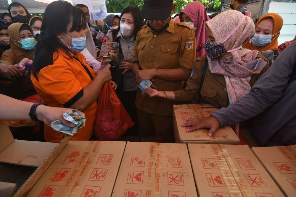 [FOTO] Peluh Warga Pulau Sulawesi demi Minyak Goreng Harga Manusiawi