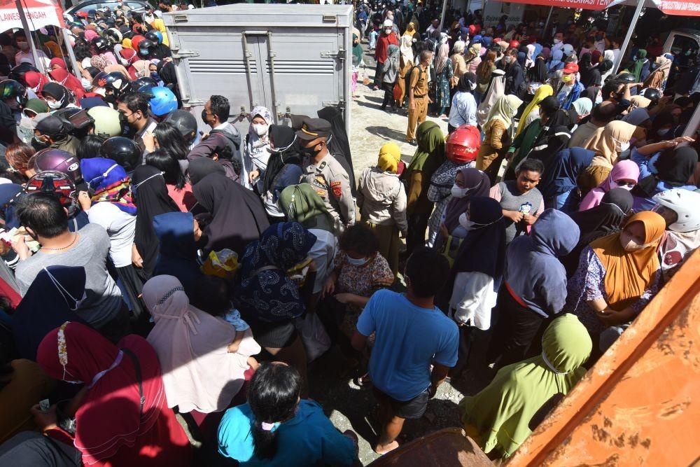 Gelar Operasi Pasar, Warga Bandung Berburu Beras Murah