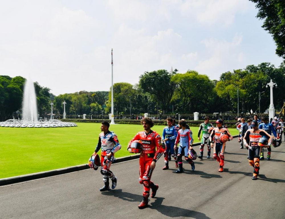 7 Potret Keakraban Jokowi dengan Pembalap MotoGP di Istana Merdeka