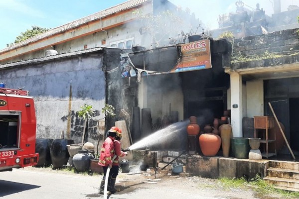 Toko Antik di Denpasar Ludes Terbakar, Kerugian Lebih dari Rp500 Juta