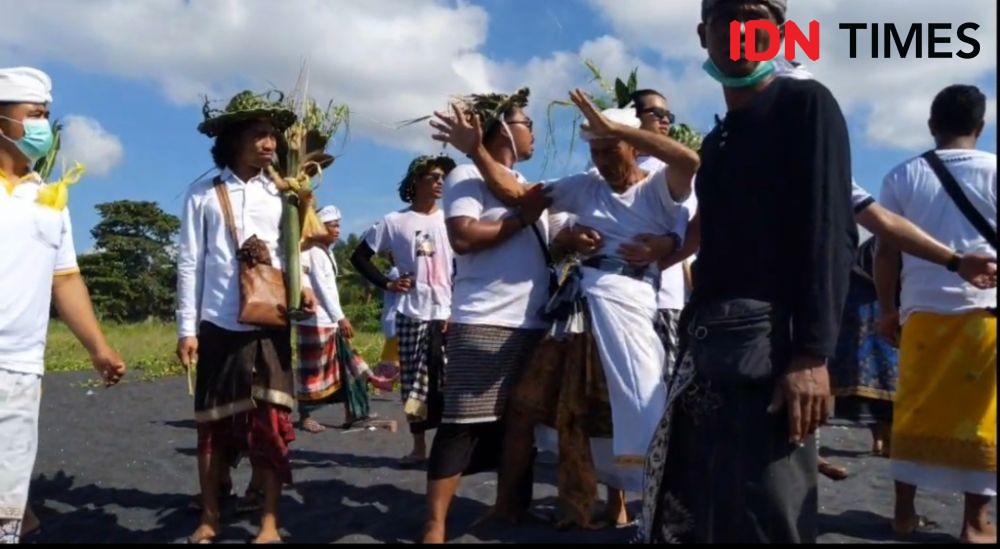 Potret Ritual Melasti Tektekan, Tradisi Unik di Bali untuk Tolak Bala