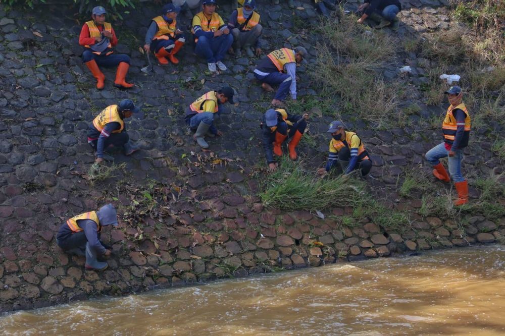 Air Sungai di Bekasi Hitam, Pemprov Jabar Cari Pelaku Pembuang Limbah