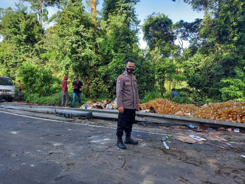 Truk Angkut Minyak Goreng Terguling di Pesibar, Muatan Masuk Jurang