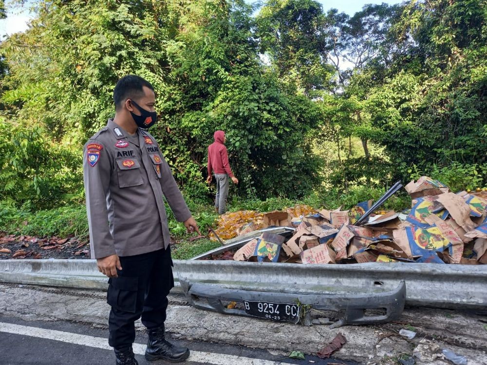 Truk Angkut Minyak Goreng Terguling di Pesibar, Muatan Masuk Jurang