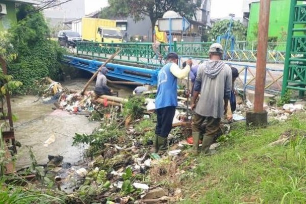 Hujan Picu Banjir di 16 Titik Kota Tangerang