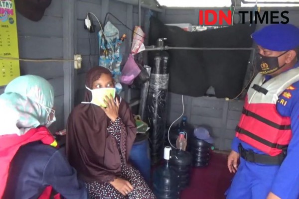 Vaksinasi Booster Masih Minim, Petugas Jemput Nelayan di Tengah Waduk