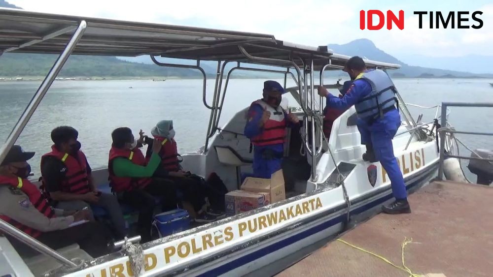 Vaksinasi Booster Masih Minim, Petugas Jemput Nelayan di Tengah Waduk
