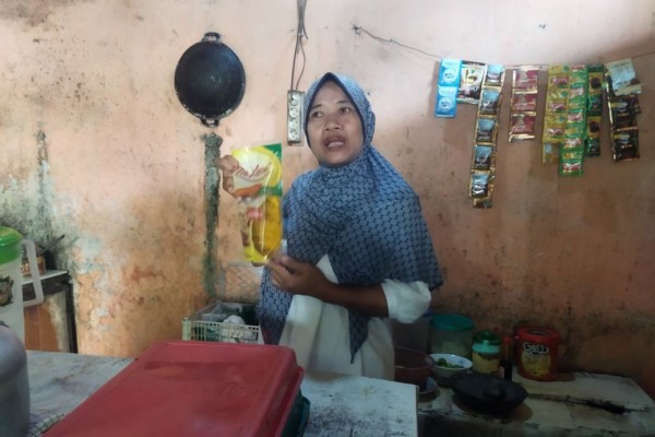 Harga Minyak Goreng Mahal, Emak Penjual Nasi di Serang Menjerit
