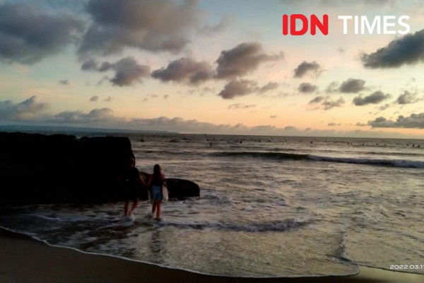 Pantai Batu Bolong Lokasi Harga Tiket Dan Aktivitas Seru