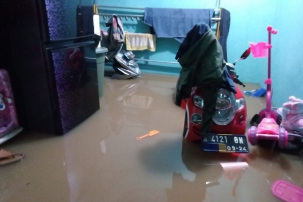 Sungai Meluap, Puluhan Rumah di Carita Pandeglang Terendam Banjir