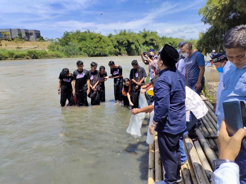 Jelang Ramadan, Warga Tangsel Ramai-ramai Mandi di Sungai Cisadane