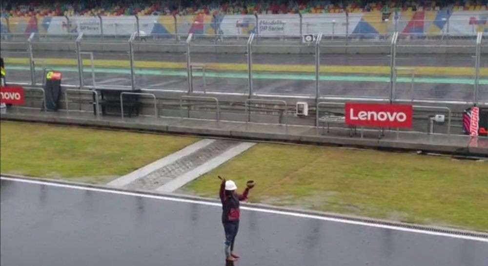 Akun Resmi MotoGP Ucapkan Terima Kasih pada Rara si Pawang Hujan