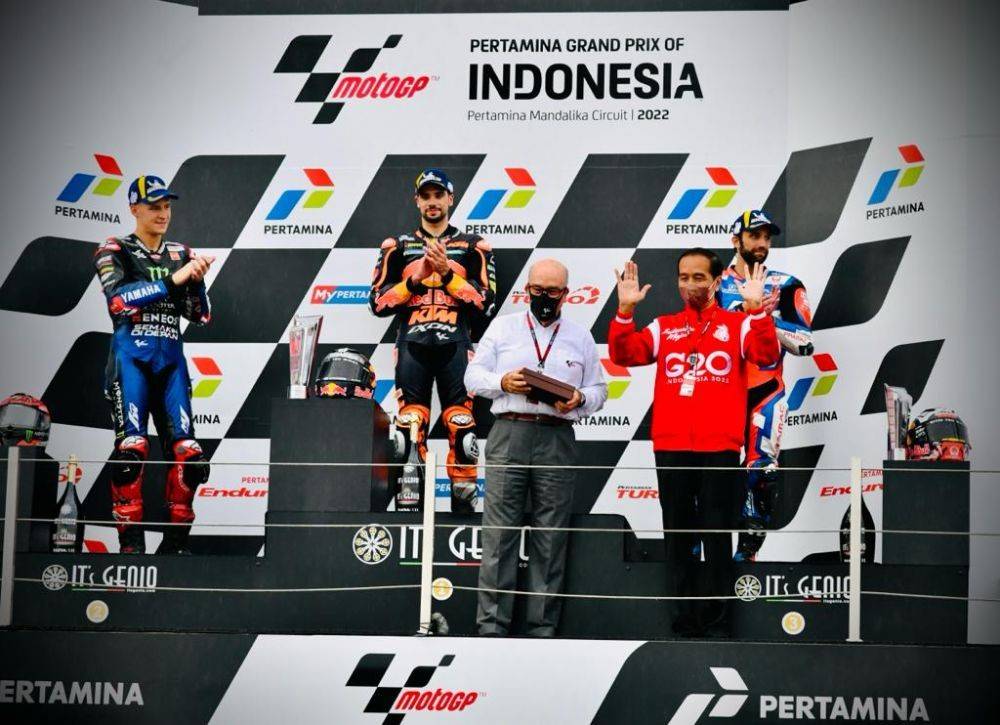 Potret Jokowi Serahkan Trofi Ke Juara MotoGP Mandalika 2022