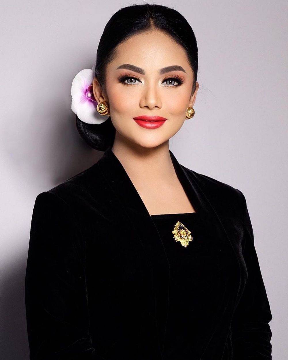 9 Makeup Bold Untuk Kebaya Kondangan, Pakai Lipstik Merah!