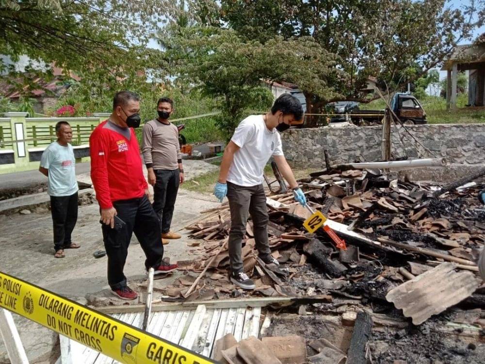 Kakek Terbangun Rasakan Hawa Panas Ternyata Rumah Terbakar