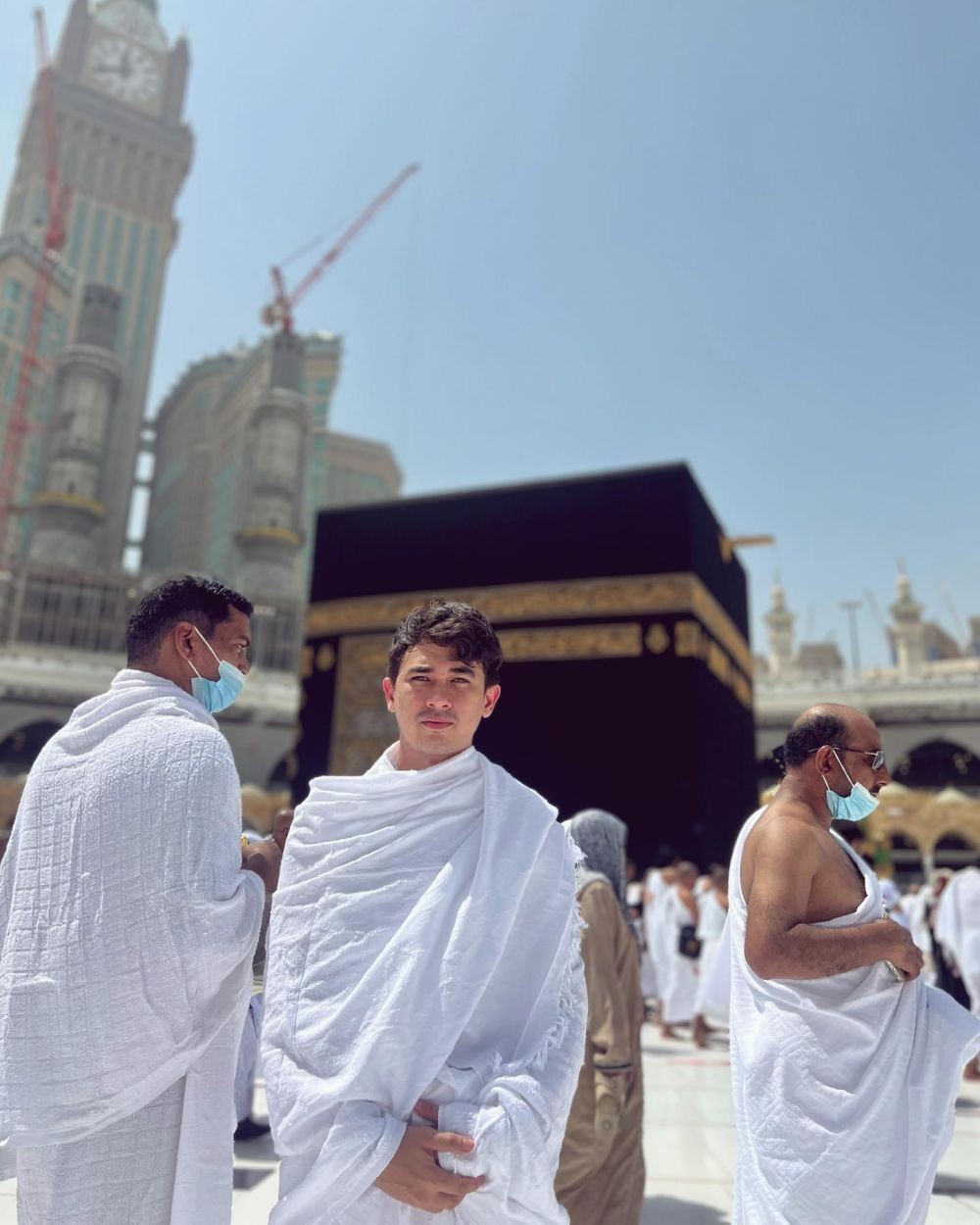 Potret Rombongan Artis Umrah Thariq Fuji Foto Depan Kabah