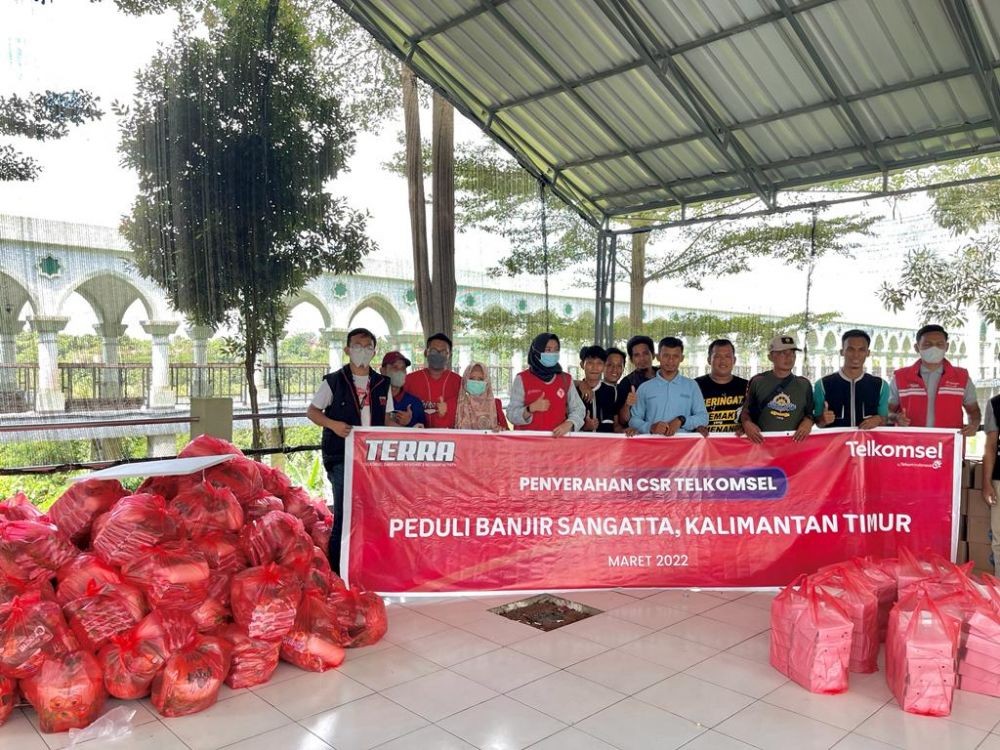 Telkomsel Salurkan Bantuan bagi Korban Banjir di Sangatta