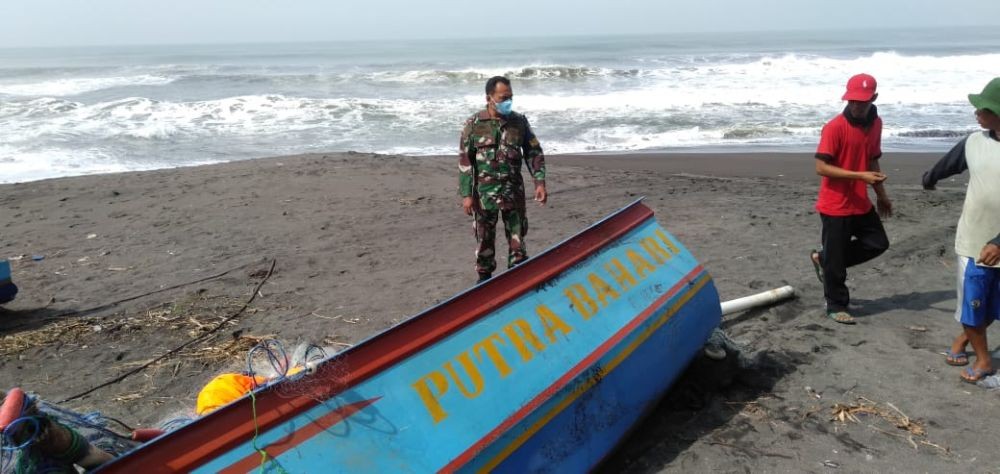 Perahu Nelayan Pantai Kuwaru Bantul Hancur‎ Dihantam Gelombang