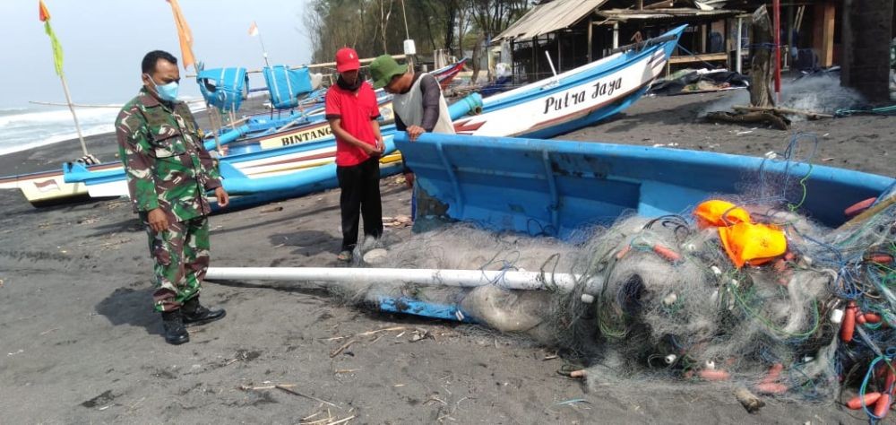Perahu Nelayan Pantai Kuwaru Bantul Hancur‎ Dihantam Gelombang