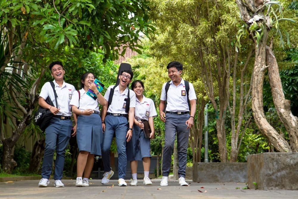 Viral Pelajar Tangsel Jalan Kaki Belasan Km ke Sekolah