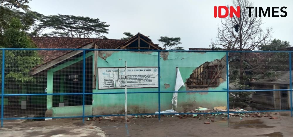 Diterjang Hujan Deras, Sekolah di Bandung Barat Ambruk