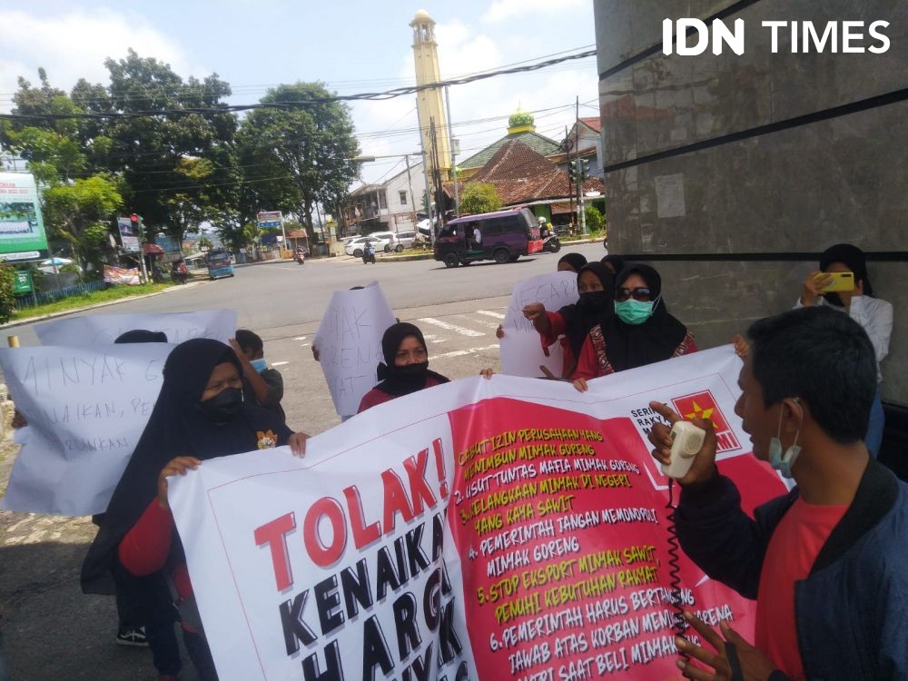 Harga Minyak Goreng Meroket, Emak-emak Curhat ke Kantor DPRD Lampung
