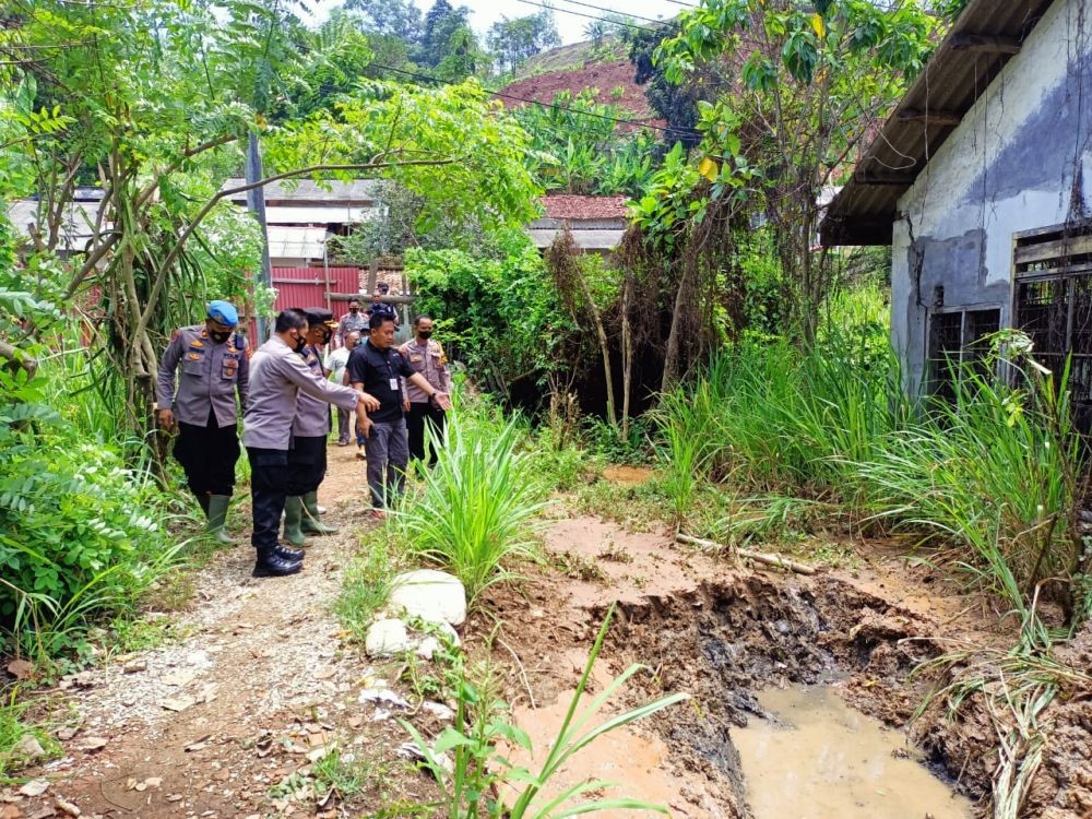 Bupati Dendi Segel Proyek Penyebab Longsor di Desa Hurun Pesawaran