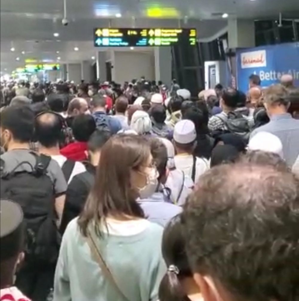 Viral, Penumpukan Penumpang Internasional di Bandara Soetta