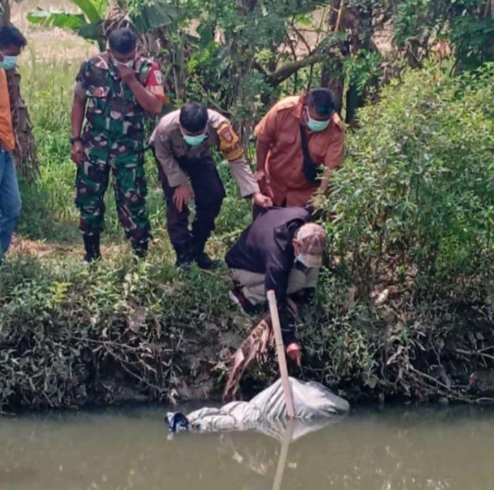 Mayat Laki-laki Ditemukan Terbungkus Terpal Di Kali Ciherang