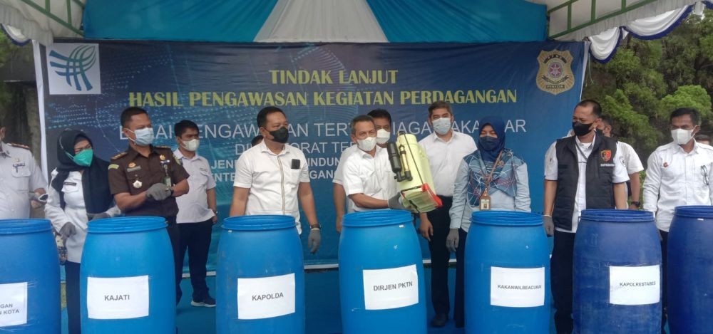 Ratusan Botol Miras Impor dan Barang Ilegal di Makassar Dimusnahkan