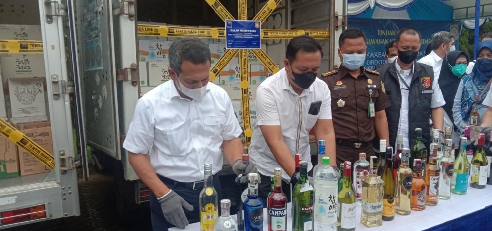 Ratusan Botol Miras Impor dan Barang Ilegal di Makassar Dimusnahkan